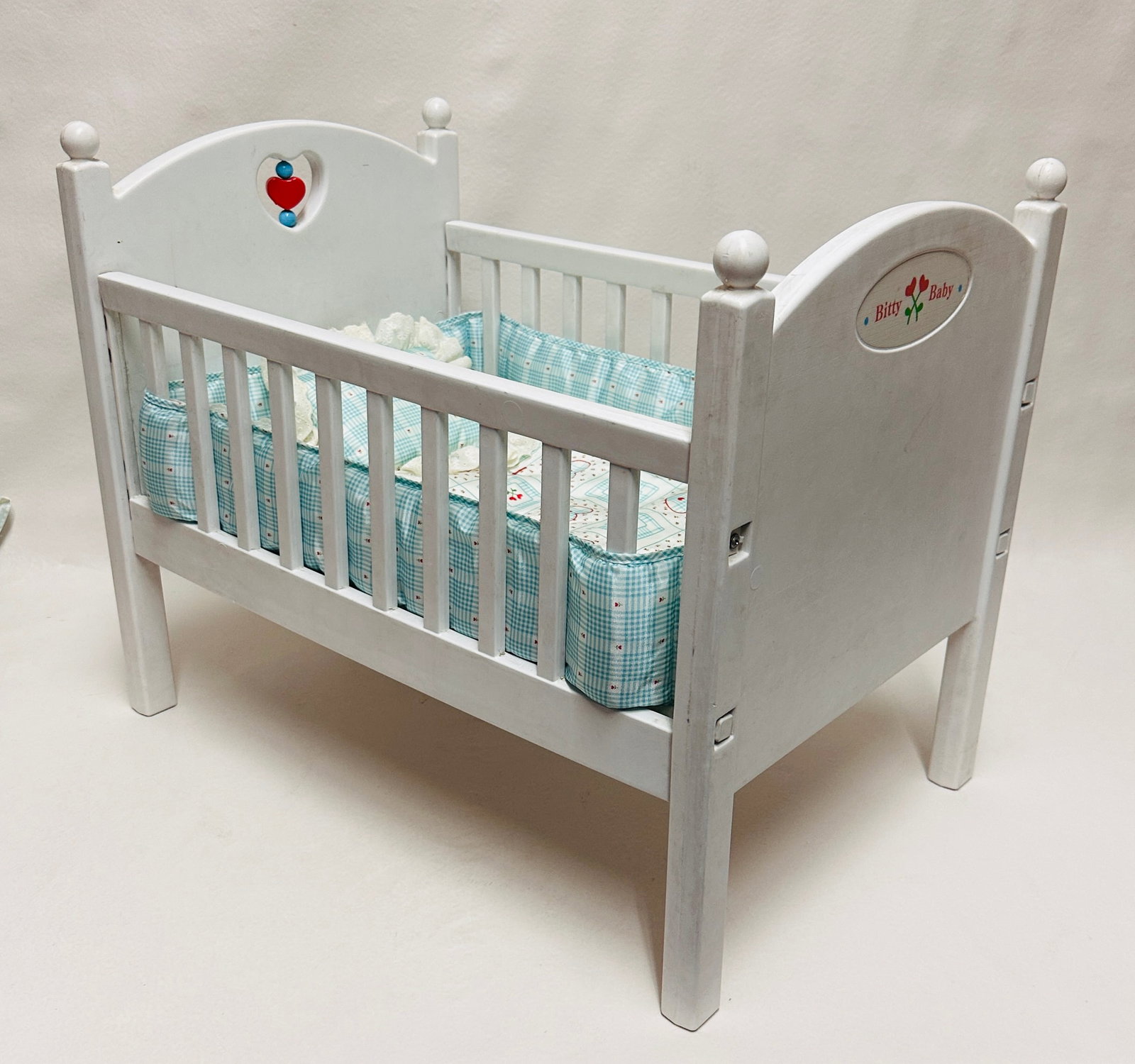 American Girl Doll Bitty Baby Crib with Bedding: American Girl Doll Bitty Baby Crib with Bedding ------------------ please review all pictures carefully because they are part of the description and show condition issues if any ------------------ ple