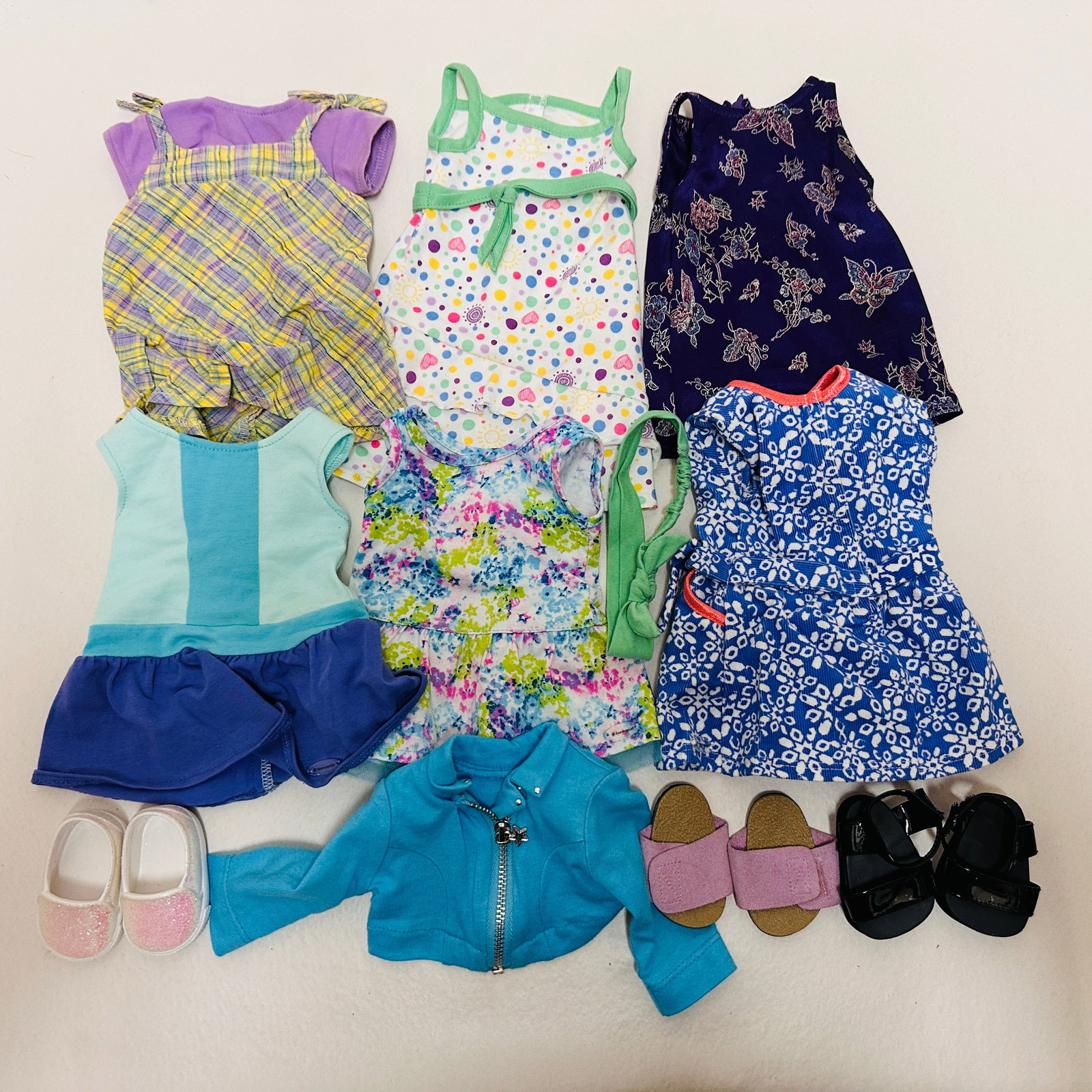 American Girl Doll Truly Me Clothes and Shoes Grouping: American Girl Doll Truly Me Clothes and Shoes Grouping ------------------ please review all pictures carefully because they are part of the description and show condition issues if any ---------------