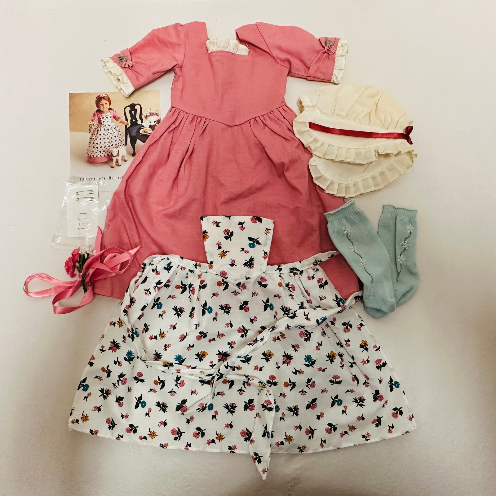 American Girl Doll Felicity Spring Gown with Pinner Apron: American Girl Doll Felicity Spring Gown with Pinner Apron ------------------ please review all pictures carefully because they are part of the description and show condition issues if any ------------