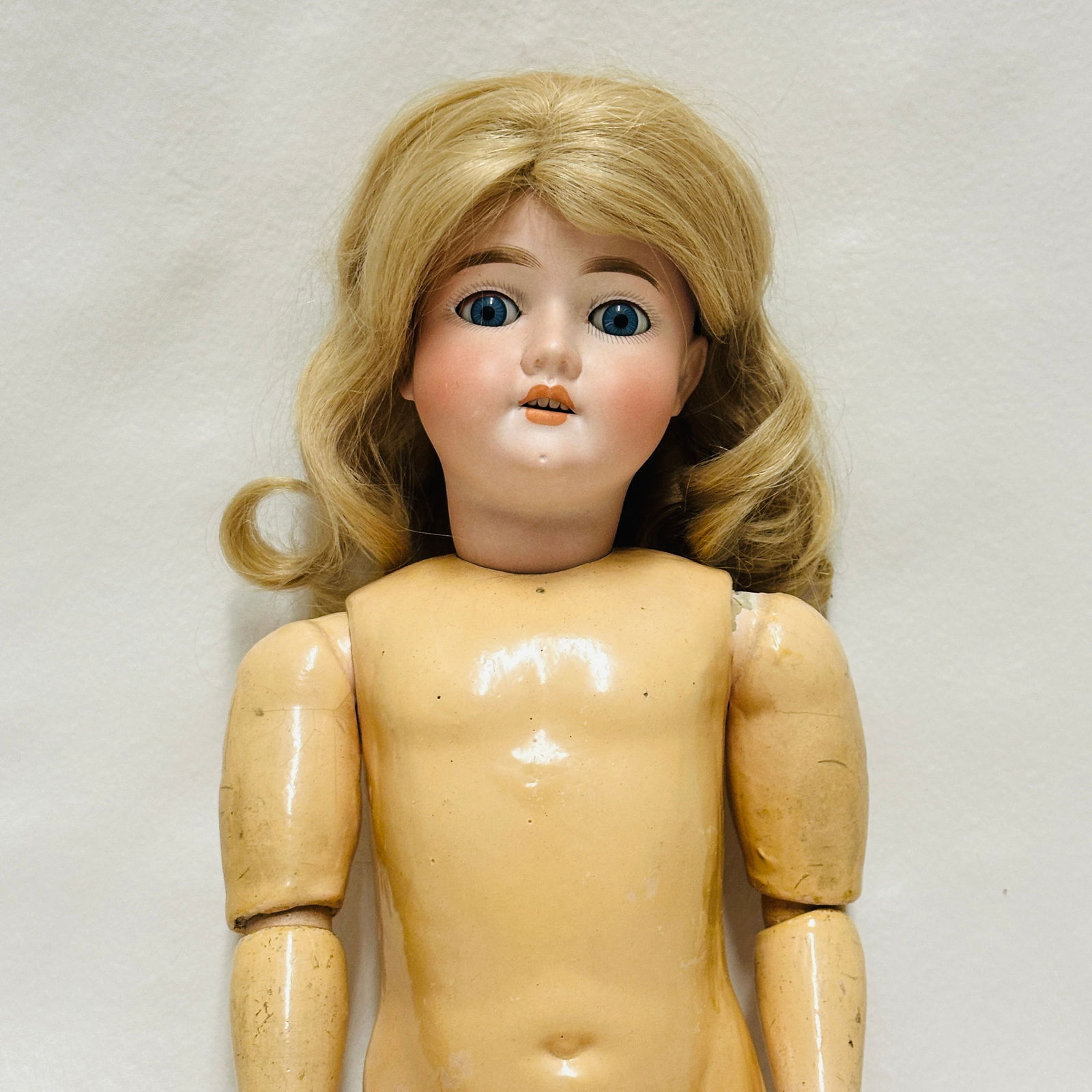 Schoenau Hoffmeister Bisque Head Doll: Dark blue sleep eyes, open mouth with teeth, replaced blonde human hair wig, chin dimple, on wood and composition body with original finish in good condition, Schoenau Hoffmeister Bisque Head Doll, Po