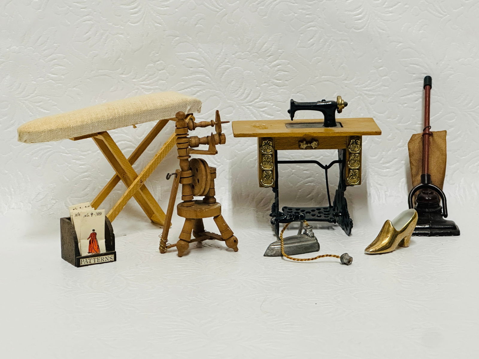 Dollhouse Miniatures Sewing Room Grouping (1 of 5)