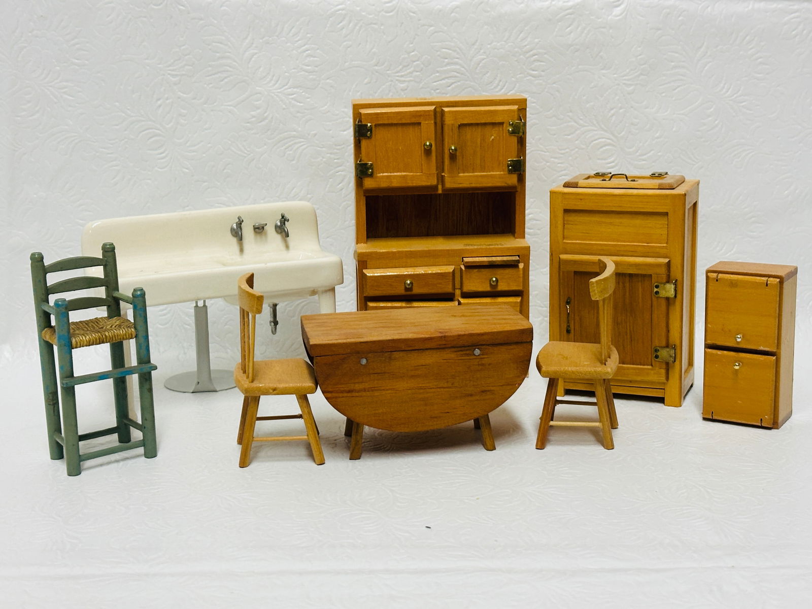 Dollhouse Miniatures Farmhouse Sink, Kitchen Tables and Chairs (1 of 10)