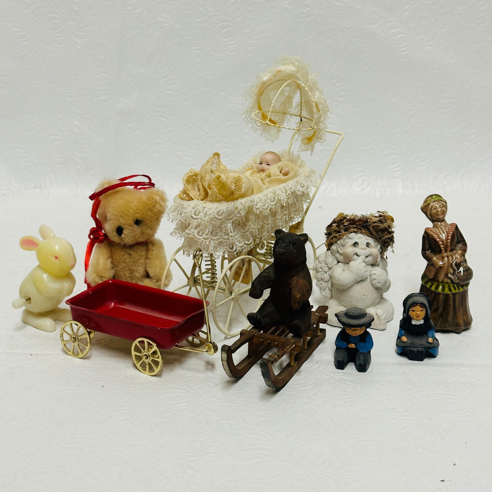 Dollhouse Miniatures Toys and Accessories Grouping (1 of 9)