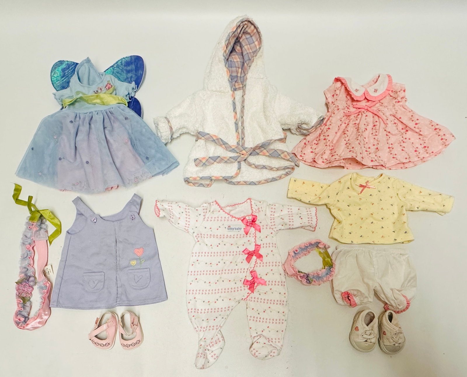 American Girl Bitty Baby Doll Clothes Grouping: American Girl Bitty Baby Doll Clothes Grouping ------------------ please review all pictures carefully because they are part of the description and show condition issues if any ------------------ plea