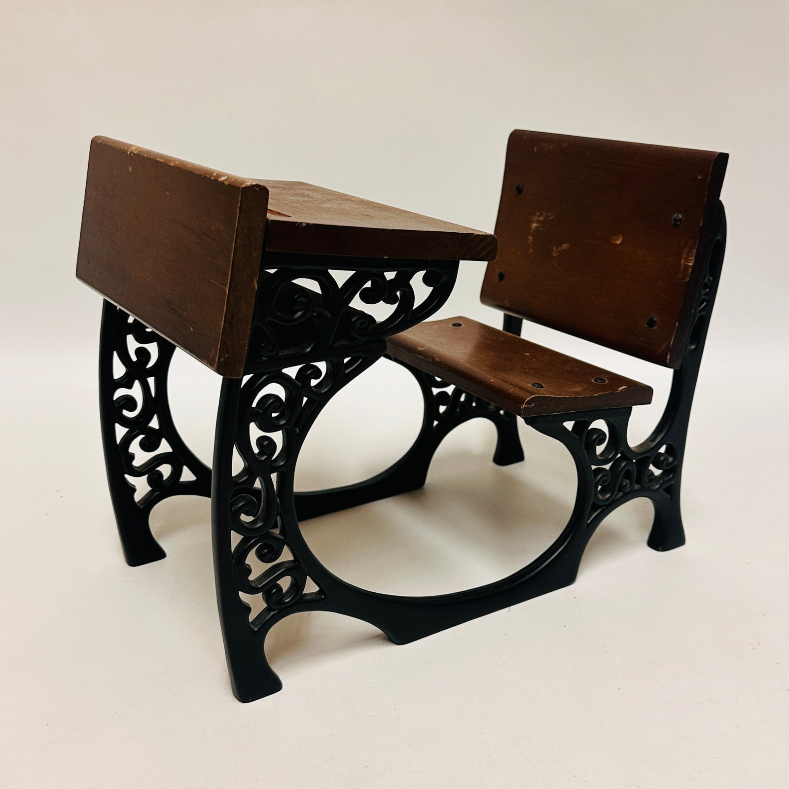 American Girl Doll Samantha School Desk: American Girl Doll Samantha School Desk ------------------ please review all pictures carefully because they are part of the description and show condition issues if any ------------------ please cons