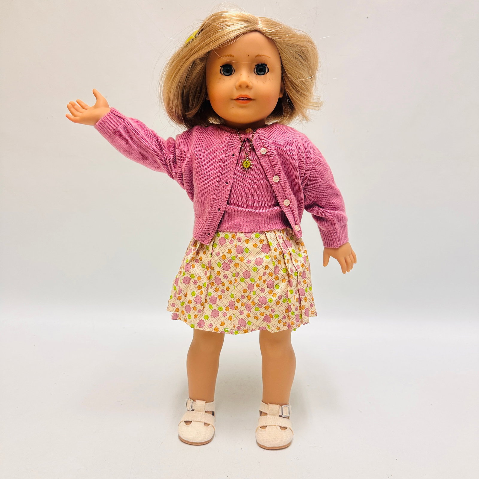 American Girl Doll Kit Kittredge: American Girl Doll Kit Kittredge ------------------ please review all pictures carefully because they are part of the description and show condition issues if any ------------------ please consider th