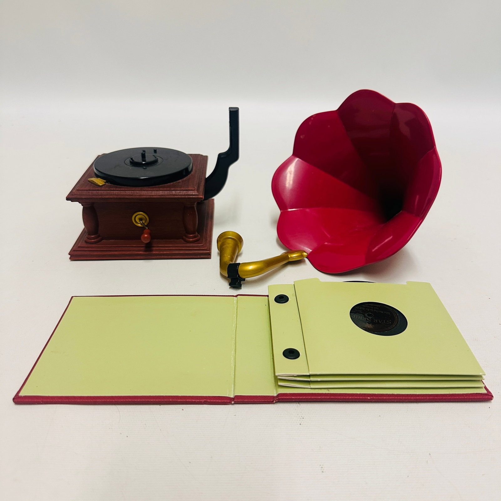 American Girl Doll Rebecca Phonograph Set: American Girl Doll Rebecca Phonograph Set. Phonograph appears broken as shown in photos. ------------------ please review all pictures carefully because they are part of the description and show condi