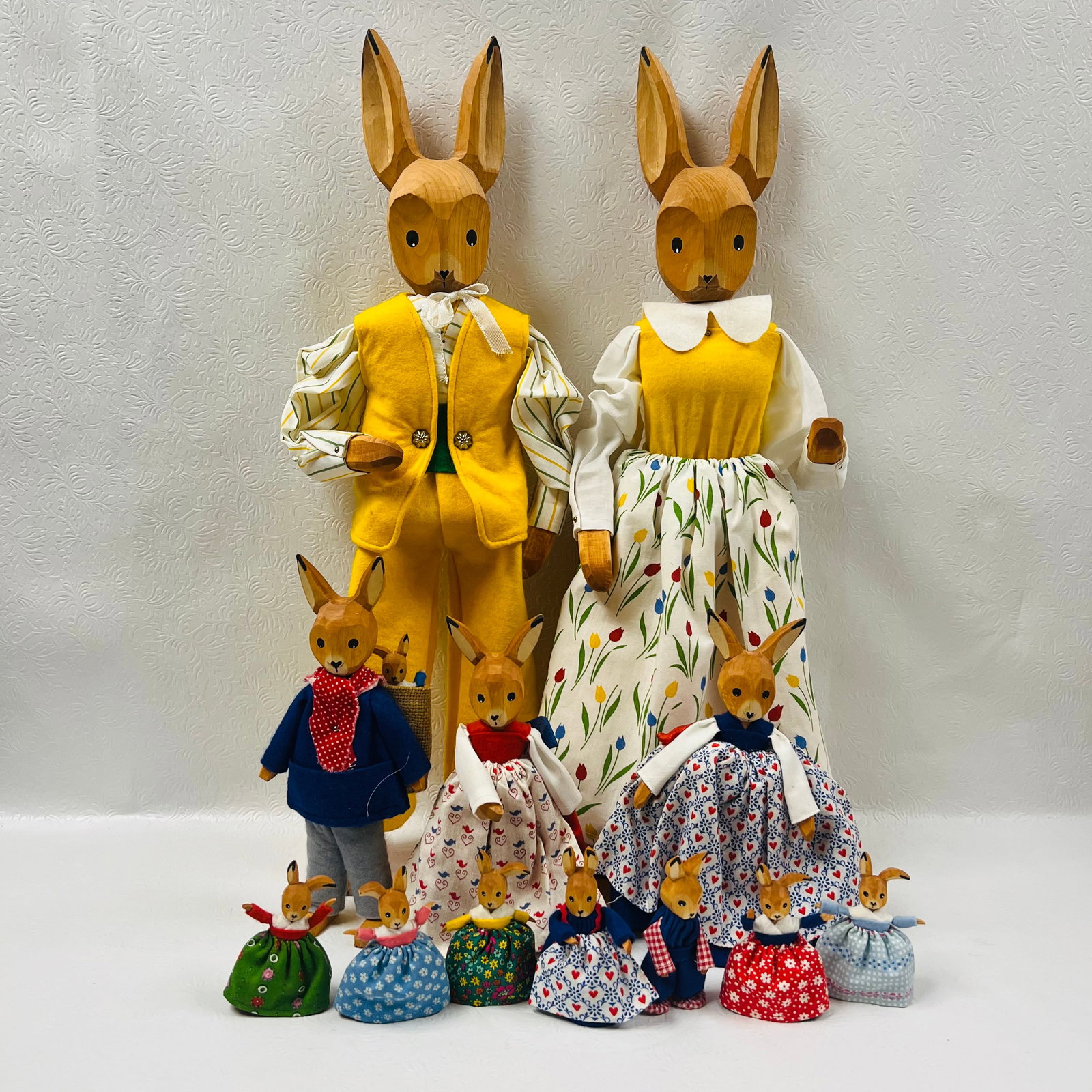 German Lotte Sievers Hahn hand carved Rabbits: German Lotte Sievers Hahn hand carved Rabbits ------------------ please review all pictures carefully because they are part of the description and show condition issues if any ------------------ pleas