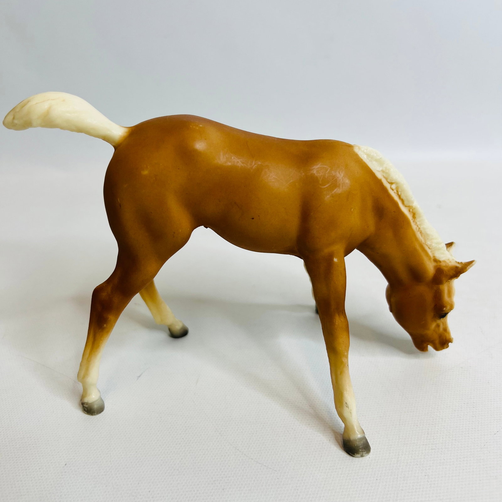 Breyer Traditional Size Grazing Foal Model Horse: Breyer Traditional Size Grazing Foal Model Horse ------------------ please review all pictures carefully because they are part of the description and show condition issues if any ------------------ pl