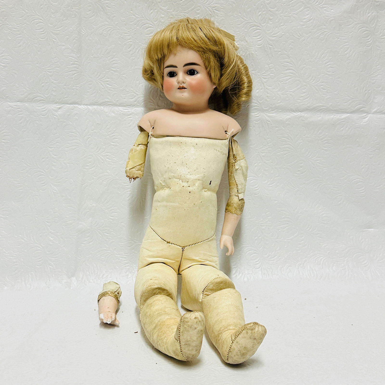 Alt, Beck and Gottschalk 1123 Bisque Shoulder head Doll: Alt, Beck and Gottschalk 1123 Bisque Shoulder head Doll, Turned head shoulderhead with fixed neck, open mouth with teeth and dark blue sleep eyes. Replaced wig. On kid body in fair condition with bisq