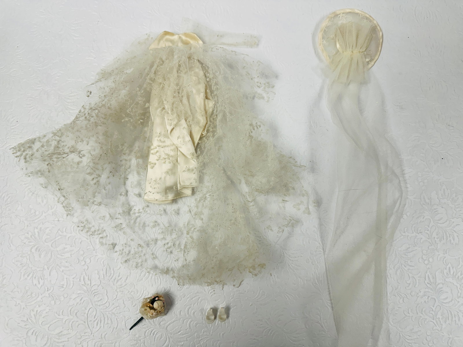 Vintage Barbie Bridal Doll Clothes: Vintage Barbie Bridal Doll Clothes ------------------ please review all pictures carefully because they are part of the description and show condition issues if any ------------------ please consider 