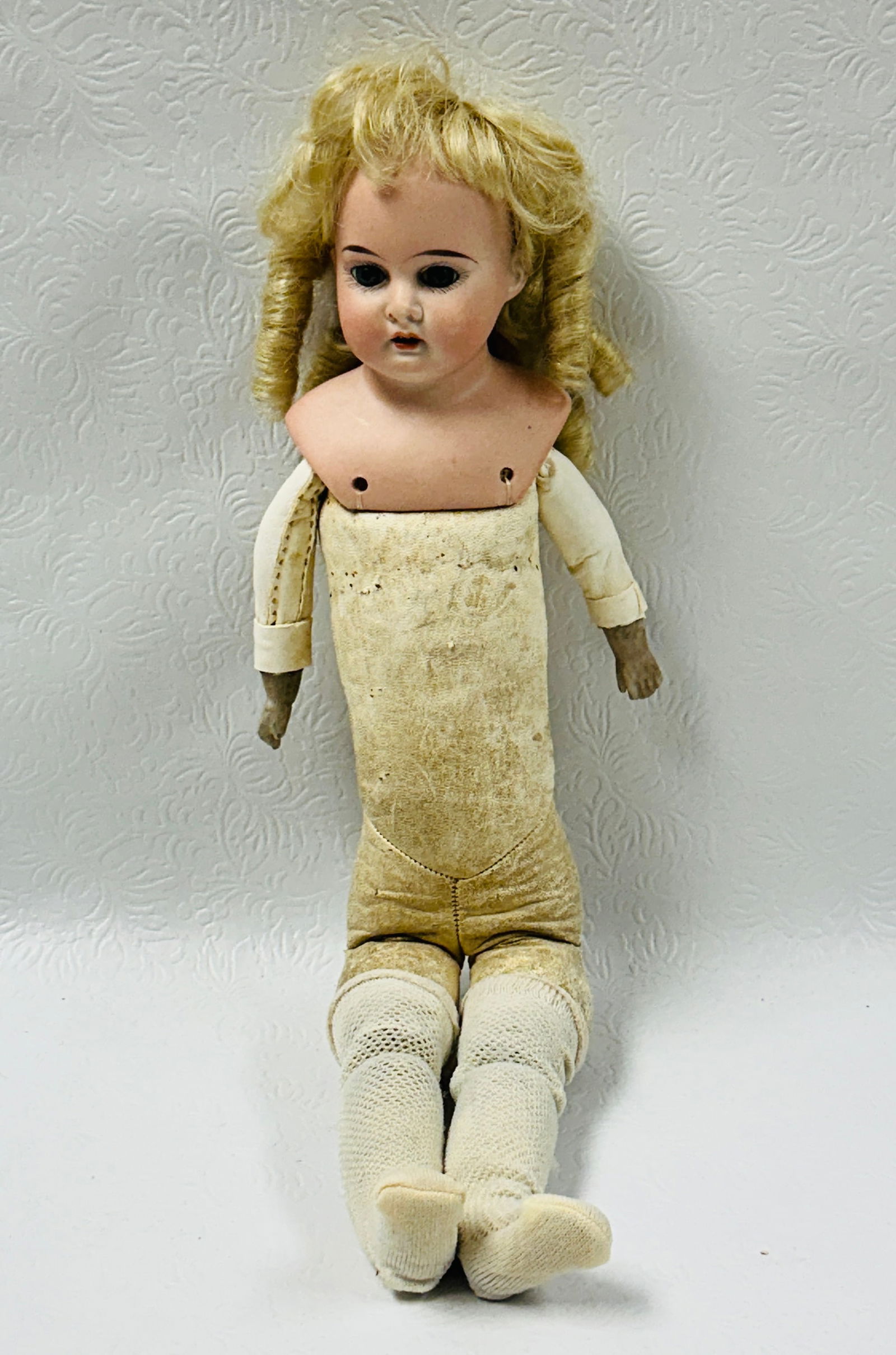 German Bisque AM 3200 Doll with Kid Leather Body: German Bisque AM 3200 Doll with Kid Leather Body, leaking sawdust ------------------ please review all pictures carefully because they are part of the description and show condition issues if any ----