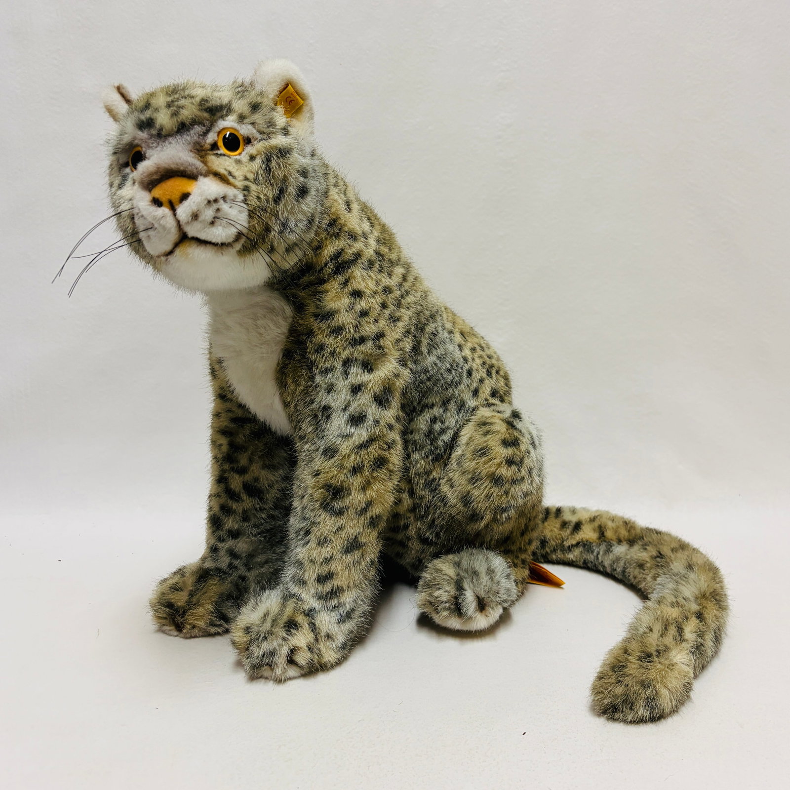 Steiff Snobby Snow Leopard: Steiff Snobby Snow Leopard ------------------ please review all pictures carefully because they are part of the description and show condition issues if any ------------------ please consider the ship