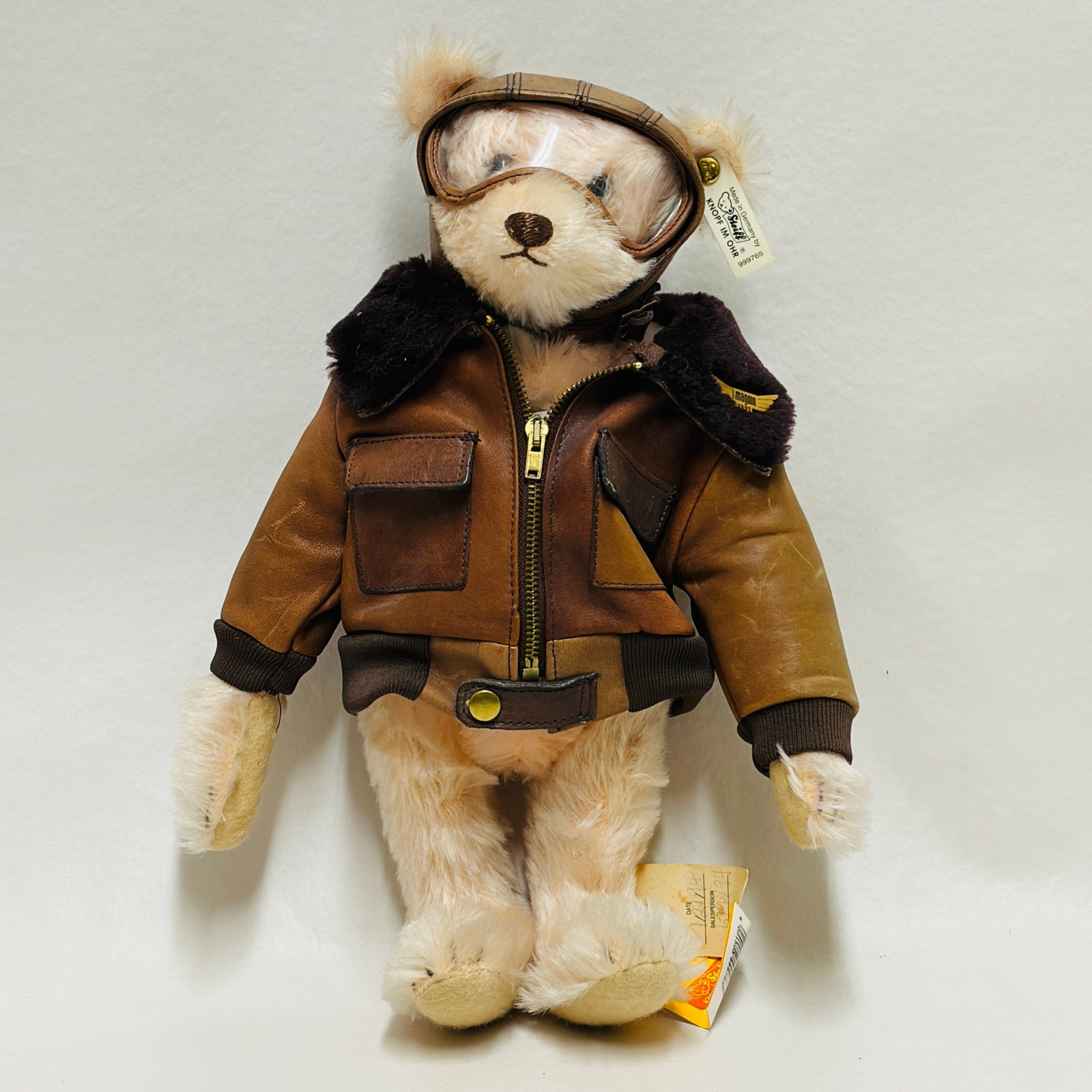 Steiff Collectors Edition I.Magnin 1993 Amelia Teddy Bear: Steiff Collectors Edition I.Magnin 1993 Amelia Teddy Bear ------------------ please review all pictures carefully because they are part of the description and show condition issues if any ------------
