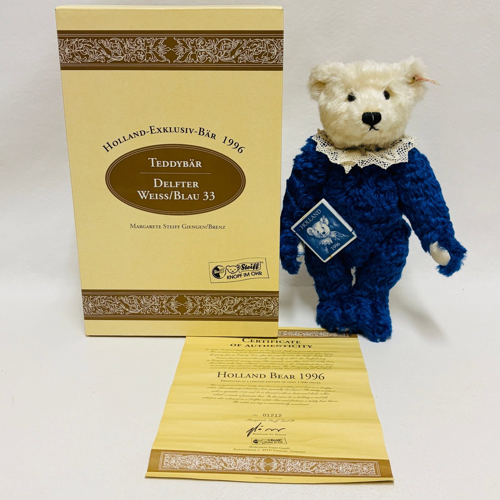 Steiff Holland Teddy Bear in Delft Blue, Limited Edition: Steiff Holland Teddy Bear in Delft Blue, Limited Edition ------------------ please review all pictures carefully because they are part of the description and show condition issues if any -------------