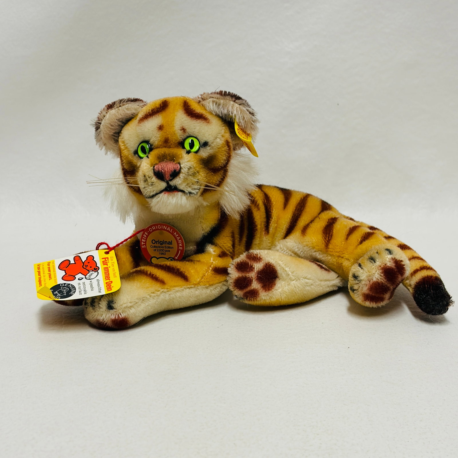 Steiff Lying Bengal Tiger, Collectors Limited Edition: Steiff Lying Bengal Tiger, Collectors Limited Edition ------------------ please review all pictures carefully because they are part of the description and show condition issues if any ----------------