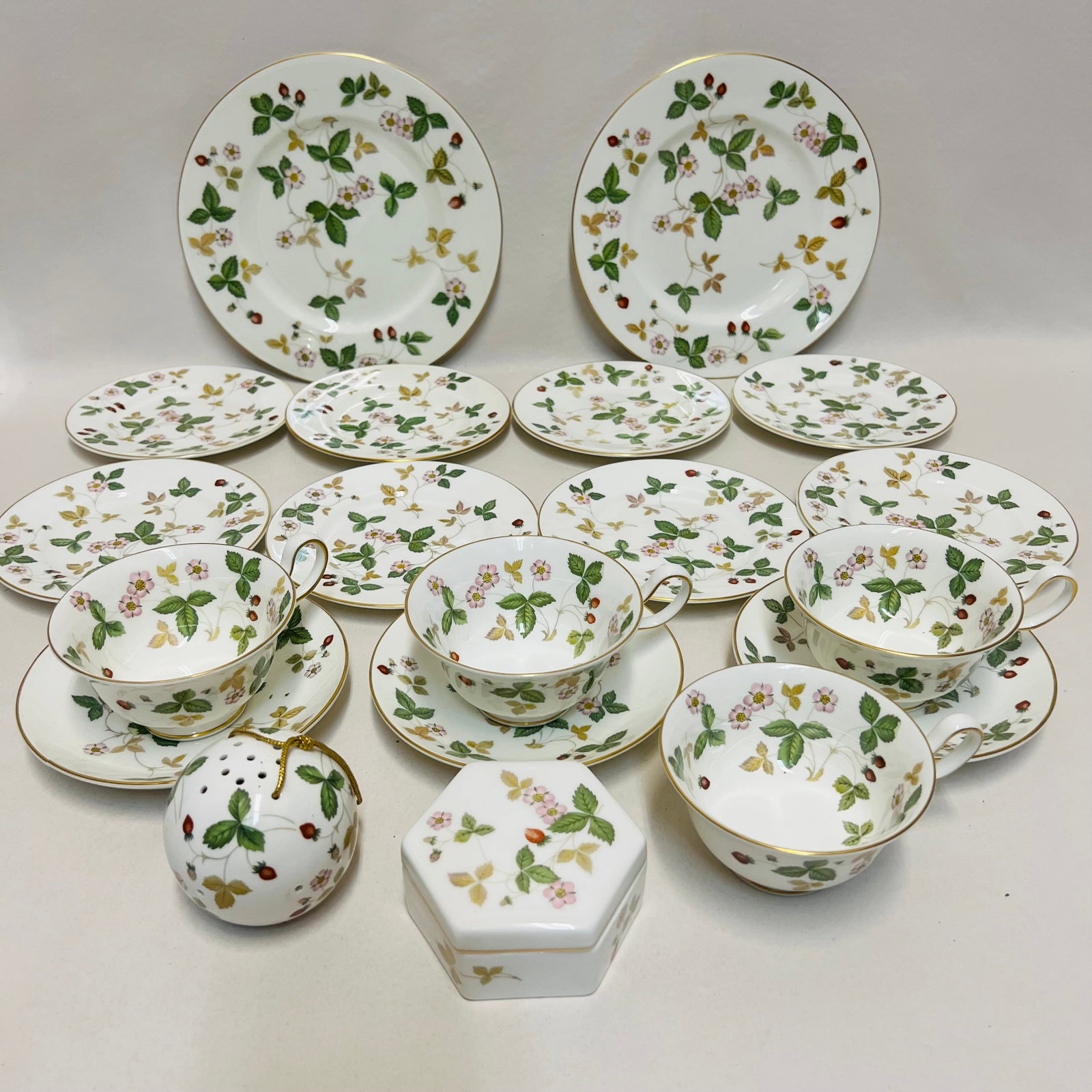 Wedgwood Wild Strawberry English Bone China Service (1 of 7)