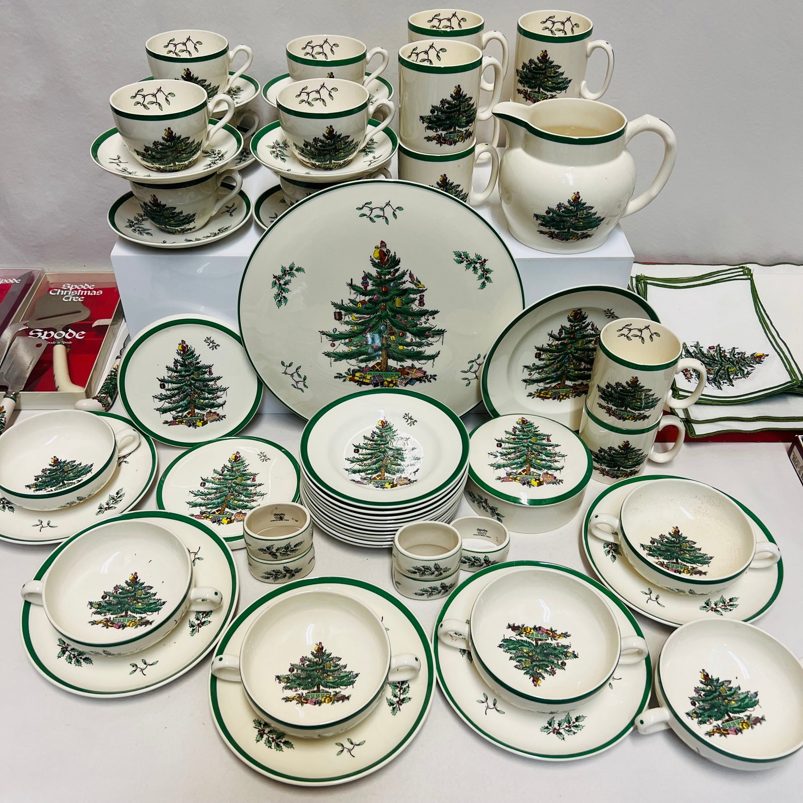 Large Collection of Spode Christmas Tree Pattern Dinnerware, Serveware and Linens (1 of 18)