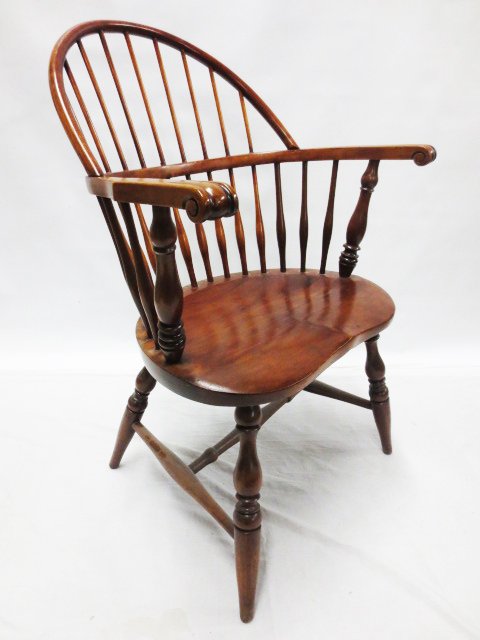 19th C. Windsor Comb back Armchair with knuckle carved: 19th C. Windsor Comb back Armchair with knuckle carved arms