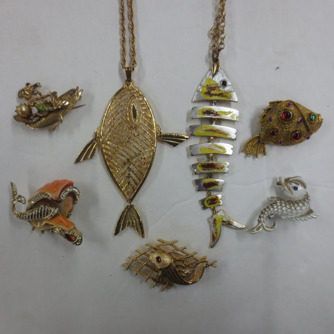 Jewelry - collection of Fish form, various makers incl.: Jewelry - collection of Fish form, various makers incl. Trifari, JJ, coral embellished