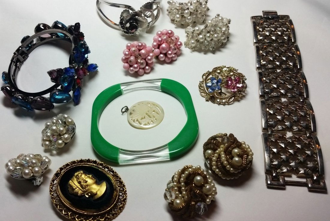 Vintage Costume jewelry, Trifari pin (1 of 3)