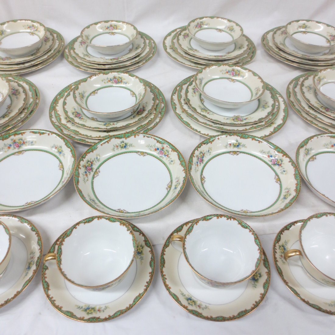 Noritake dinner service, CONDORO pattern (1 of 3)