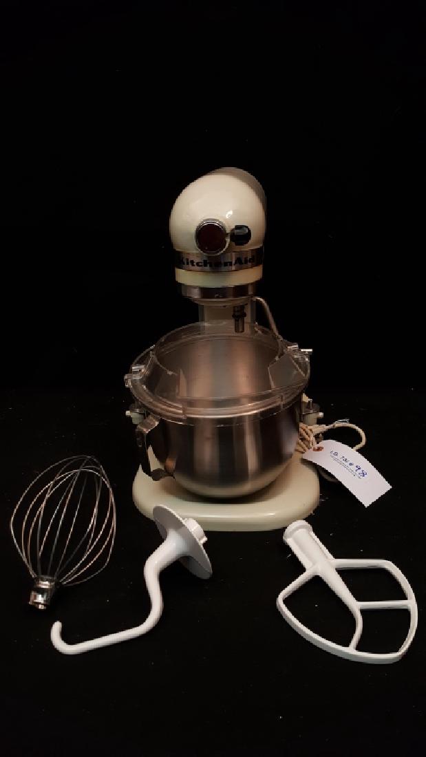 Kitchen Aid Stand Mixer with 2 Bowls & Attachments: Model K5SS.