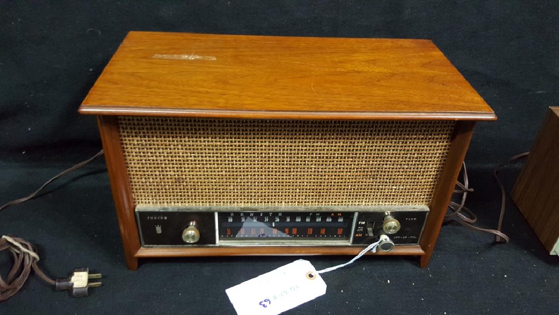 Zenith K731 FM / AM Radio: A wooden body Zenith K731 with original label. Along 16 x 8 x 10.5