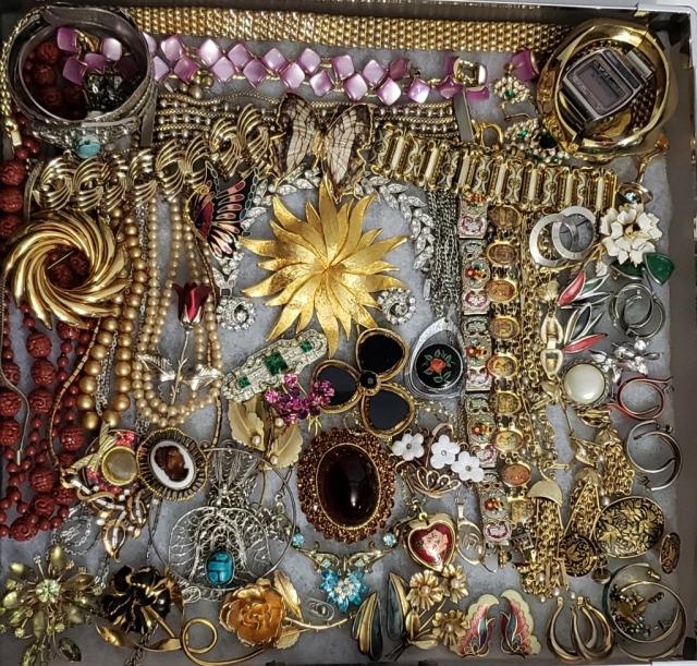 Vintage Costume Jewelry; Pins, Earrings, Pendants (1 of 3)