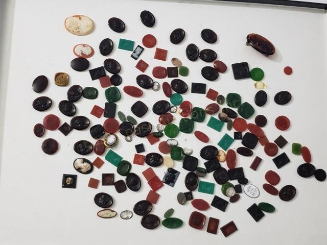 Large Lot Of Glass Cameos Unmounted (1 of 7)