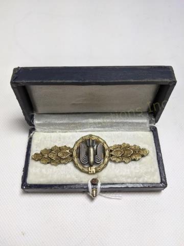 WWII German Luftwaffe Bomber Clasp Frontflugspange: A German bomber pin / clasp with box. Frontfluspange fur Kampfflieger gold on box. Uniform clasp is 3"