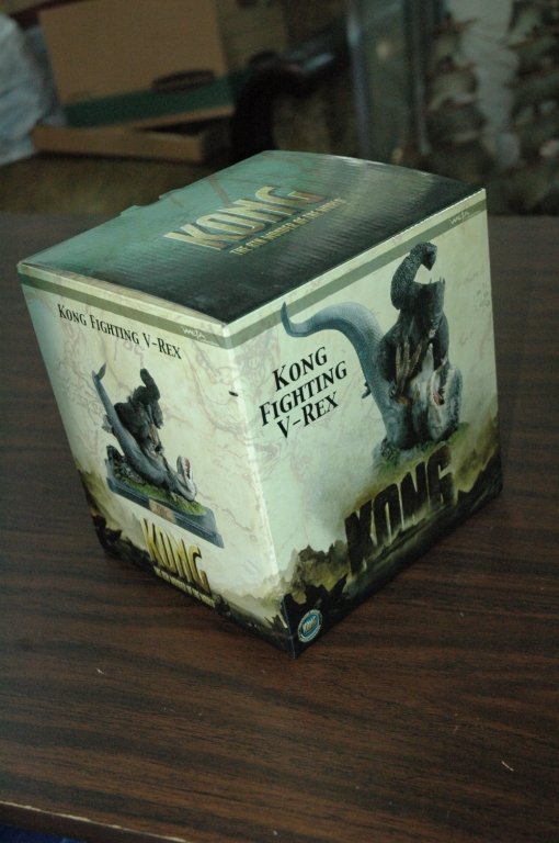 Kong Fighting V-Rex: King Kong Fighting V-Rex Statue 1010/5000 Weta. New in box. never opened!!! near mint