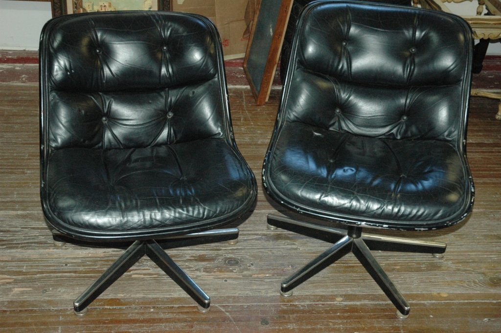 Pair of black leather Knoll chairs: pair of Knoll chairs in black leather upholstery.