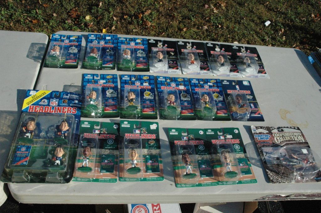 #Headliners #BIGHEAD mini #figurines: A collection of sports figures from baseball, basketball , football, and hockey, 20 bigheads and 1 starting lineup