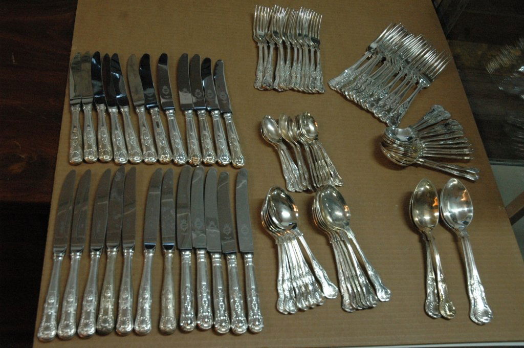 Large Scheffield England & Newbridge Cutlery: Flatware set. Tea spoons, table spoons, soup spoons, dinner fork, salad fork knives apporx service of 12 good condition