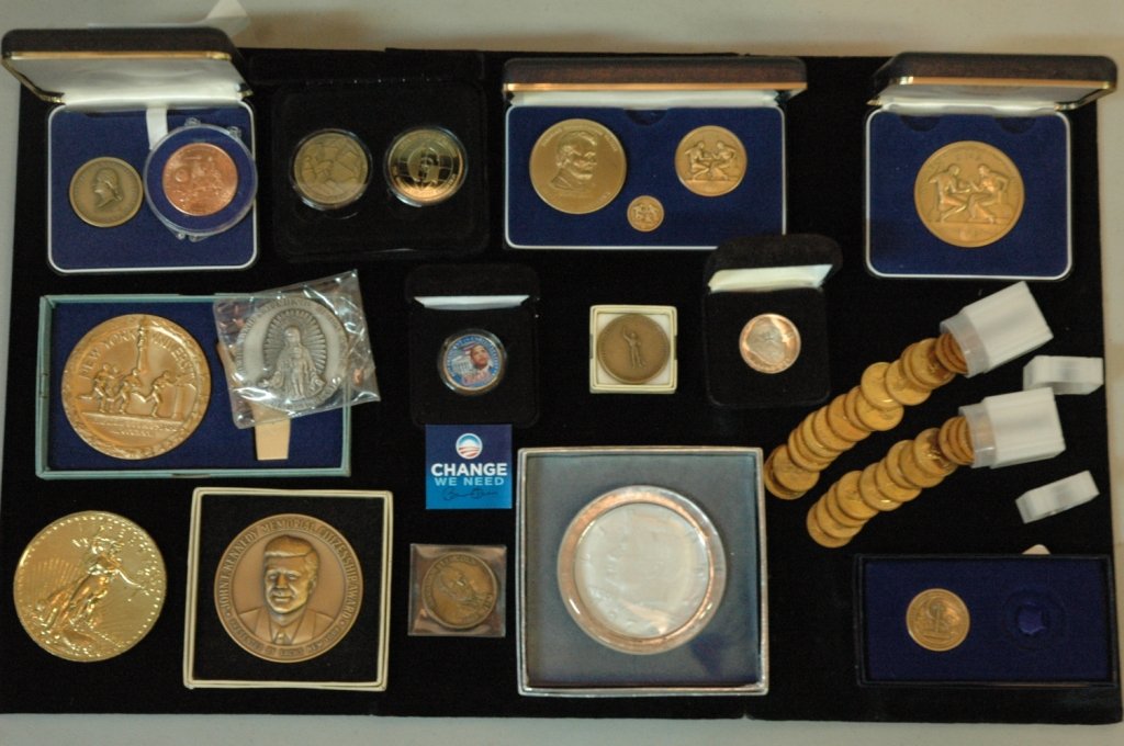 Miscellaneous coin lot: John F Kennedy Memorial Citizenship award, Obama coin, 2 Lincoln coins, a near complete presidential set, a Lenox paperweight designed like a silver dollar, and more......