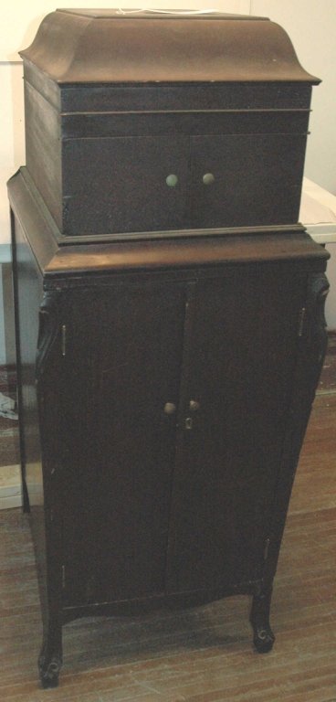 Victrola talking machine company: base 3' X 19" X 23" , top 15" X 20 " X 15 Needs Work As is