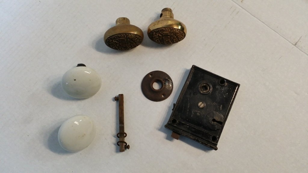 Doorknob lot NYC public school and porcelain: One NYC public school knob. plus extra one that has been cut. Two porcelain knobs with rod. Locking mechanism and misc. keys.