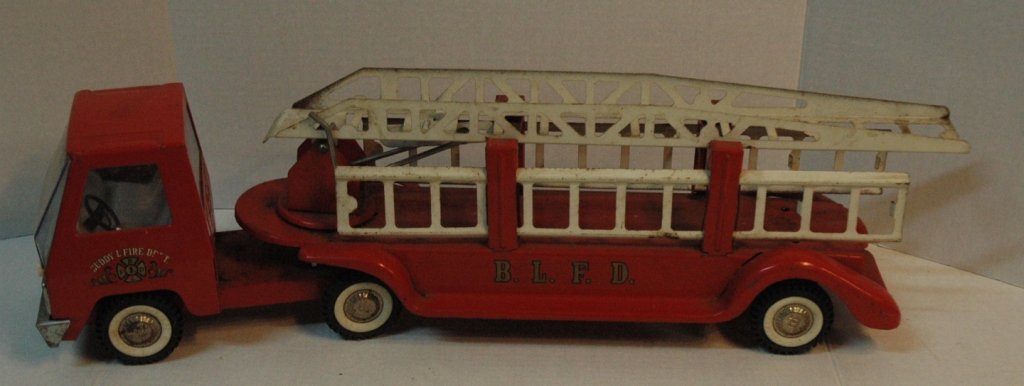 Buddy L circa 1950's Firetruck: Ladder Fire Truck, 25.5" in length.