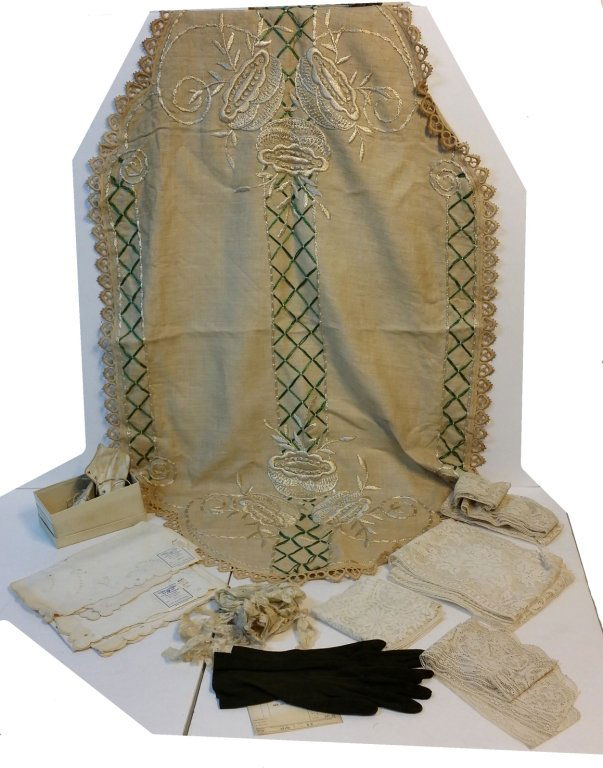 Group lot of linen and table linens: Small lot of linens and table linens