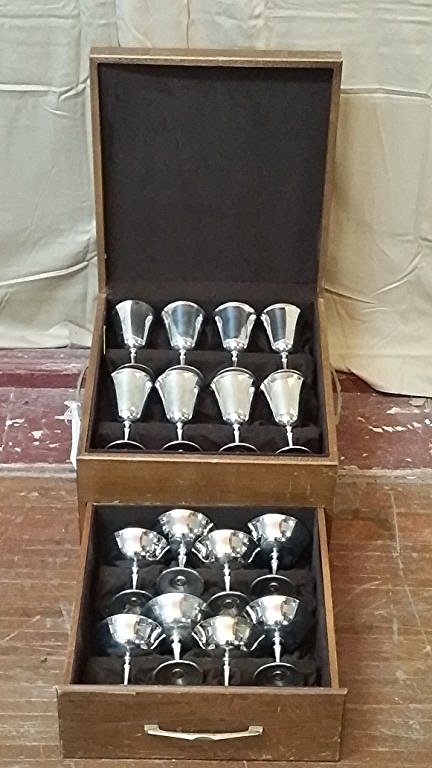 Set of 16 Silver Plate by E.L. de Uberti, Italy: Set of 16pcs Silver Plate by E.L. de Uberti, Italy. This Mid Century Modern Set includes 8 Water Goblets and 8 Sherbets by De Uberti, Italy. Comes with Original Wooden Presentation Case.