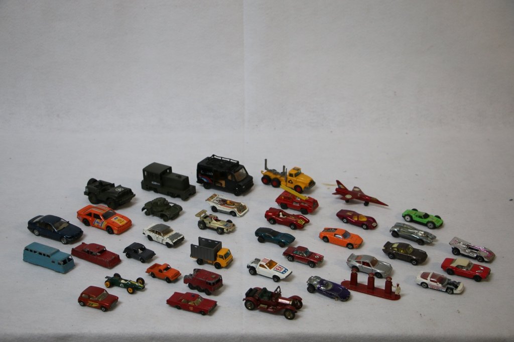 Matchbox; Prototype RedLine Splittin Image, Torero &..: Over 30 cars,Prototype Red Line Splittin Image 1968, Mercedes Benz 280 SE Red Line, "Torero" Red Line 1968, some Lesney cars, the RARE Lesney " ESSO Gas Station Pumps ", Corgi, Ridge Toys, Hot Wheels,
