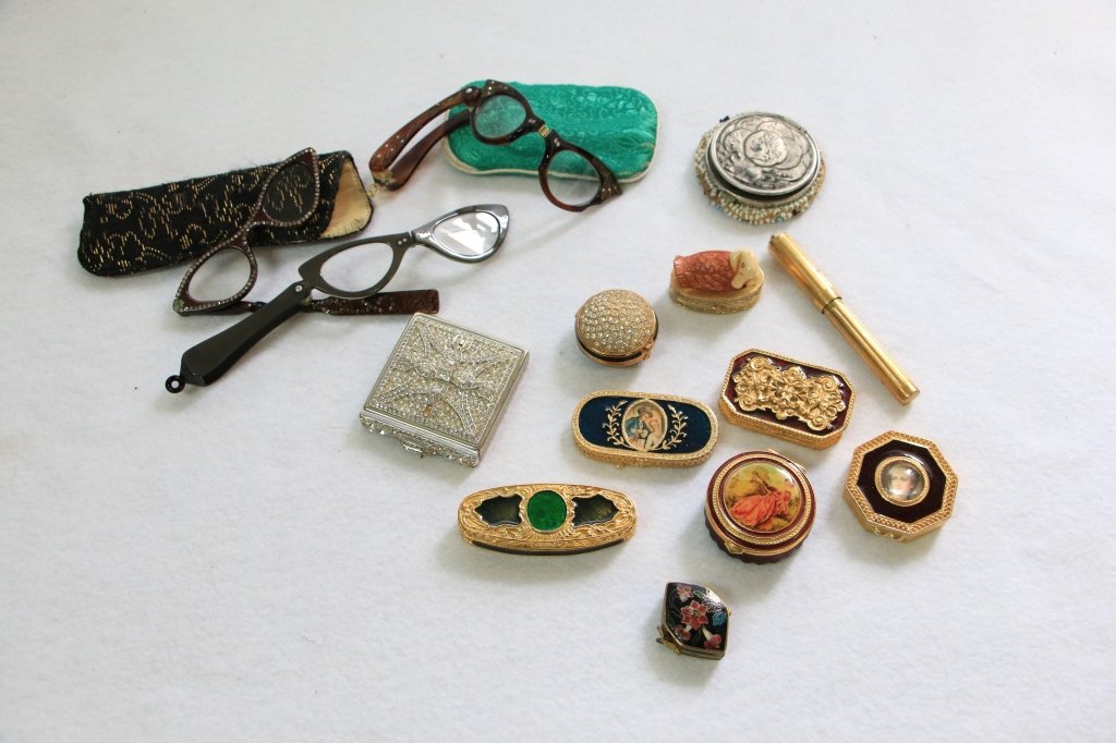 Group lot of compacts and lorgnette glasses: A group of 8 vintage compacts and 3 1950s or 1960s plastic lorgnettes