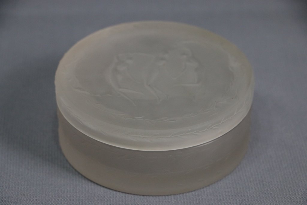 Lalique Covered box with 3 nudes (1 of 3)