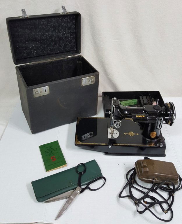 Singer Portable Electric Sewing Machine (1 of 2)