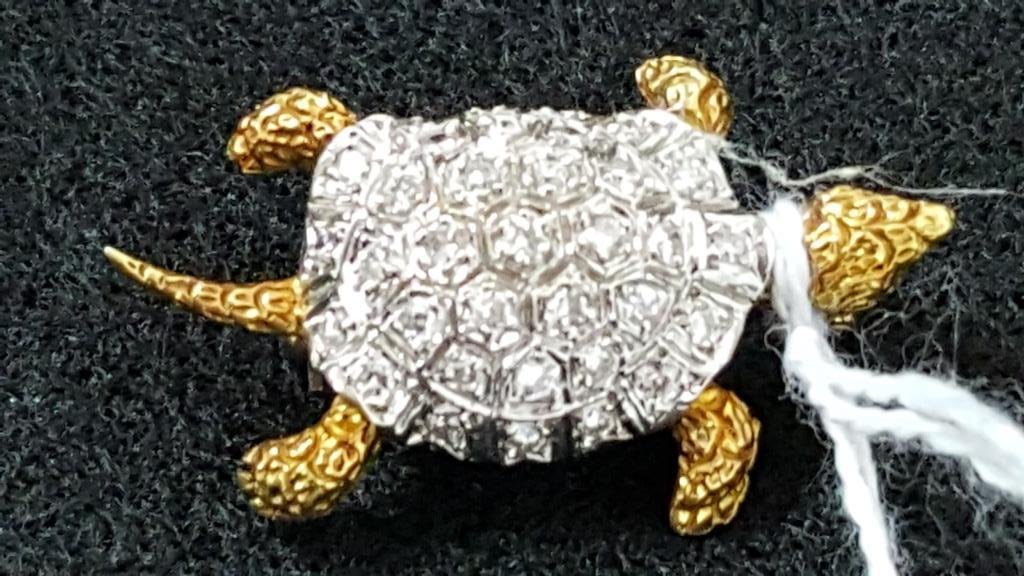 18K Gold and Diamond Turtle Pin. (1 of 2)