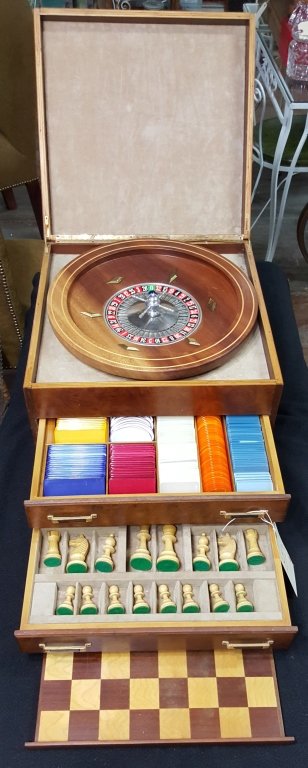 Vintage Boxed Gambling Set. (1 of 9)