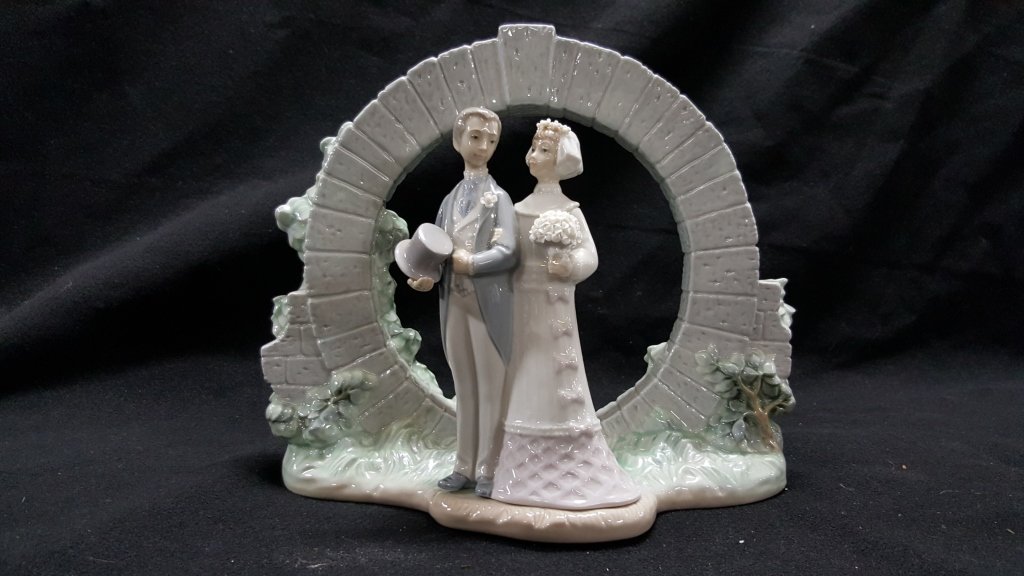 Lladro Wedding Collection, #7503 & #4808: Lladro retired #4808 bride & groom porcelain statue, cake topper, along with the Lladro "Bermuda Moongate Arch" #7503.