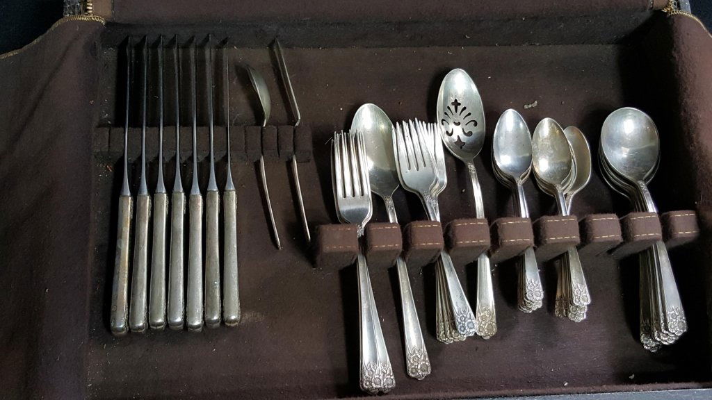 WM Rogers & Son Silver Plated Flatware Set: With Original zippercase, the "April" pattern. Service for 7 with extras.