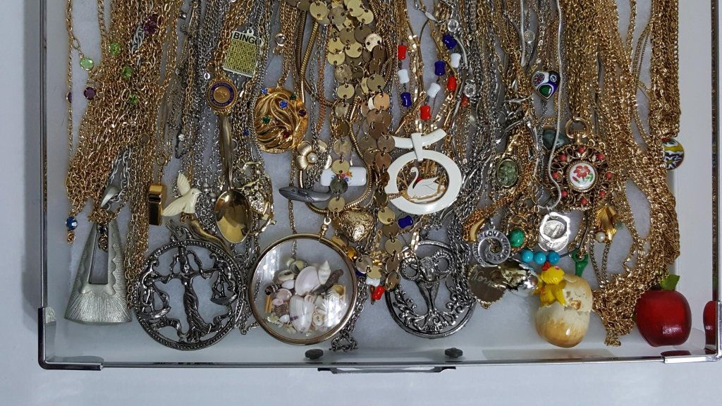 Gold & Silver Tone Necklaces & Pendants (1 of 3)